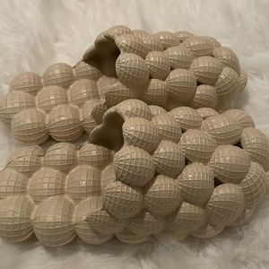Beige Bubble Slides Size 8 Women’s
